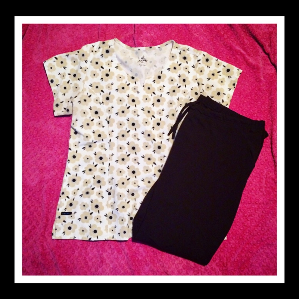 ❣️2/$20❣️ Patterned Scrub Top